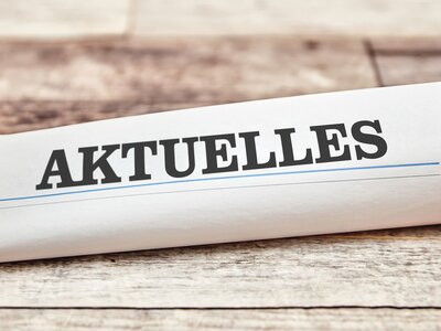 Auf dem Bild ist eine Zeitung mit der Aufschrift "Aktuelles" zu sehen | ©  Adobe Stock - Robert Kneschke