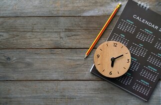 Auf dem Bild ist ein Kalenderblatt mit einer Uhr zu sehen | © Adobe Stock - tatomm