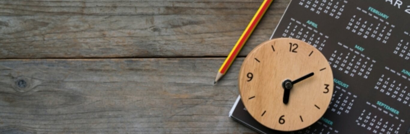 Auf dem Bild ist ein Kalenderblatt mit einer Uhr zu sehen | © Adobe Stock - tatomm