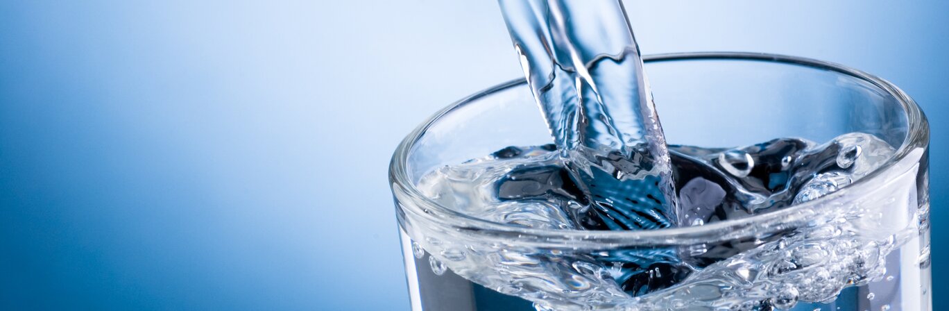 Auf dem Bild ist ein volles Wasserglas zu sehen | © Adobe Stock / Hyrma