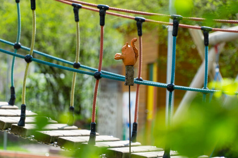 Mering St. Margarita Spielplatz mit gebasteltem Eichhörnchen