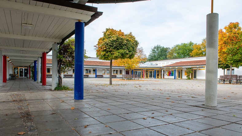 Grundschule Amberieu Pausenhof