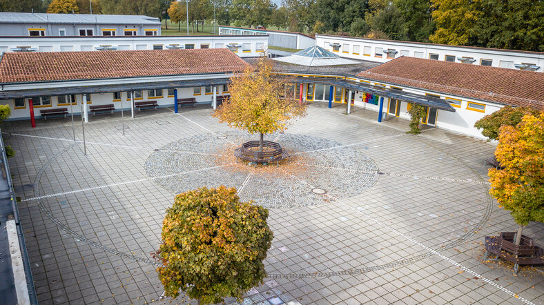 Grundschule Amberieu Pausenhof von oben