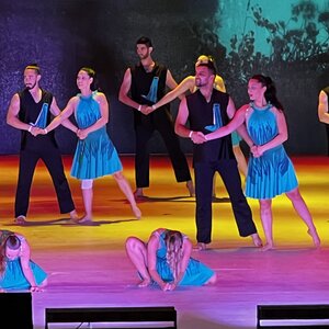 Bühne mehrere Tänzer