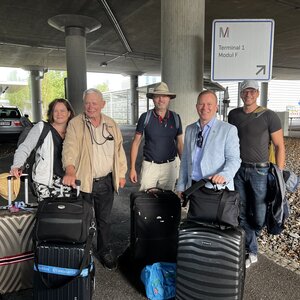 fünf Personen einbeschlossen der BGM Florian A. Mayer am Münchner Flughafen am Parkplatz