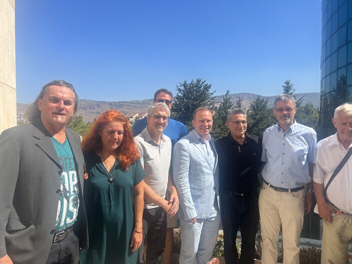 7 Personen, plus der BGM Florian A. Mayer im Vordergrund im Hintergrund Landschaft von Israel 