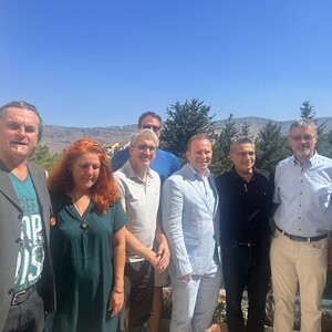 7 Personen, plus der BGM Florian A. Mayer im Vordergrund im Hintergrund Landschaft von Israel 