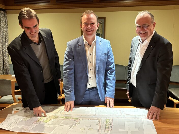 Bernhard Frank, Bürgermeister Florian A. Mayer und Klaus-Dieter Ruf vor dem Plan für das Meringer Ortszentrum | © Claudia Ruf