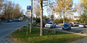 relativ kleiner Parkplatz, in der Bouttevillestrasse Nord, der ca. zur hälfte vollgeparkt ist
