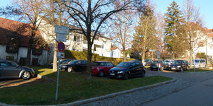 Parkplatz in der Marienstraße ist relativ vollgeparkt, kaum noch Plätze frei