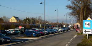 Der Parkplatz am Bahnhof Mering ist sehr vollgeparkt