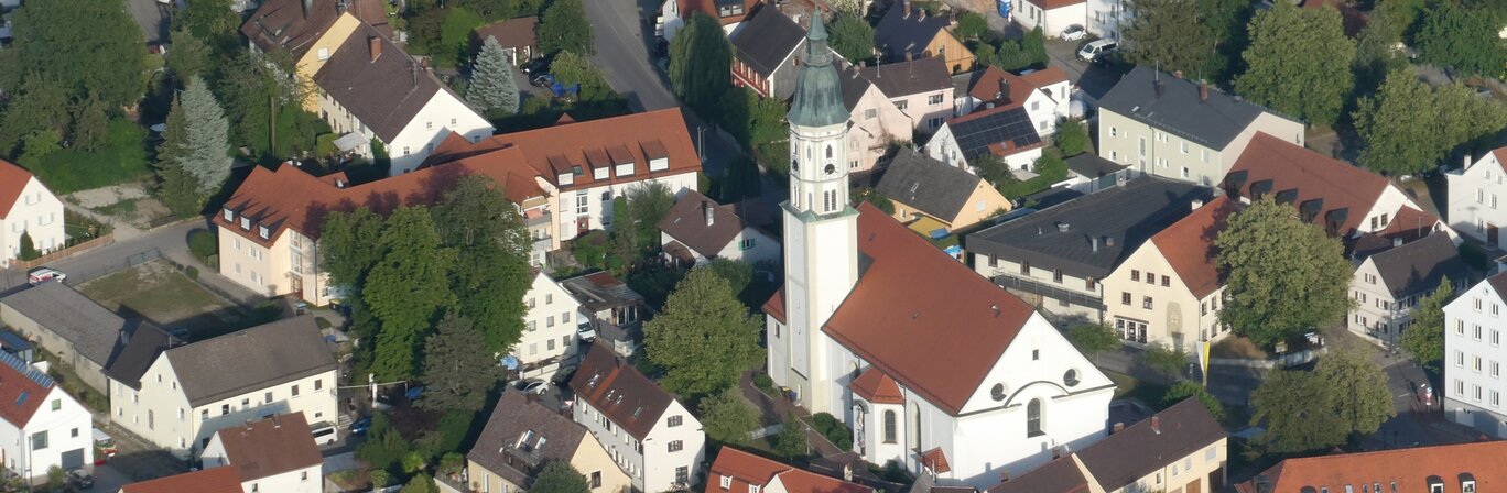 Das Bild zeigt ein Luftbild von Mering, im Zentrum befindet sich die Kirche Sankt Michael | © Josef Stöhr
